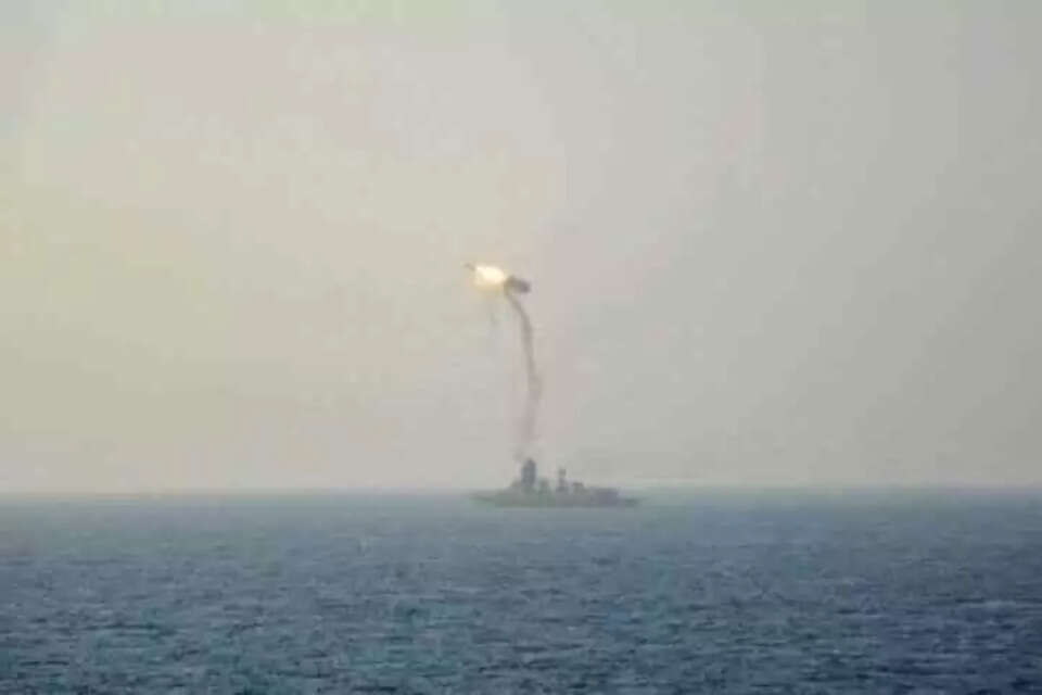 भारतीय नौसेना (Indian Navy) के अपने युद्धपोत आईएनएस विशाखापत्तनम (INS Visakhapatnam) से शुक्रवार को समुद्र में ब्रह्मोस सुपरसोनिक क्रूज मिसाइल (BrahMos Supersonic Cruise Missile) का परीक्षण किया है।