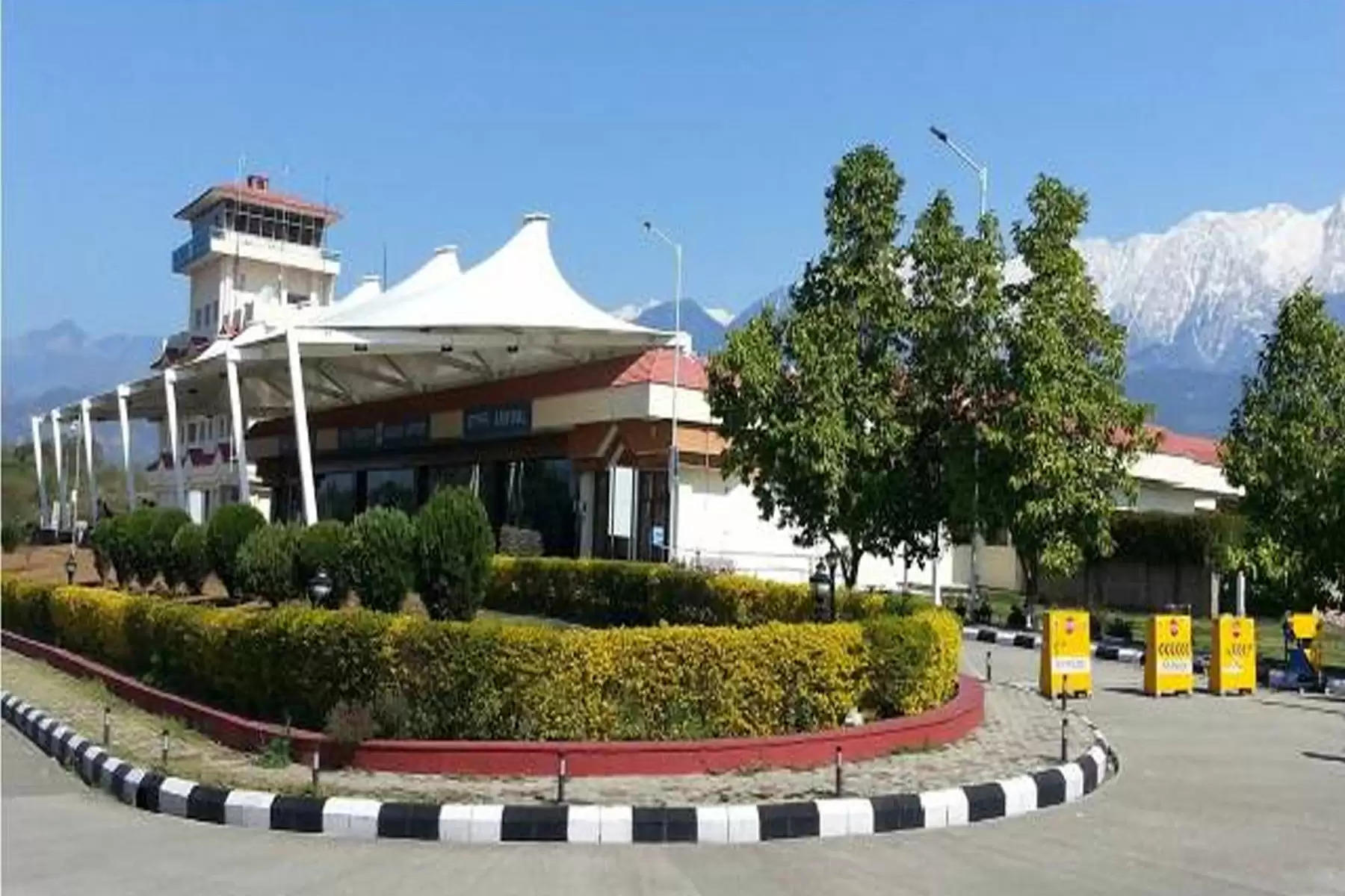 हिमाचल प्रदेश के गगल स्थित कांगड़ा एयरपोर्ट (Kangra Airport) के विस्तार की कवायद शुरू हो गई है। इसके लिए भारतीय विमानन प्राधिकरण, केंद्रीय जल और विद्युत अनुसंधान केंद्र (CWPRS) पुणे के विशेषज्ञों की सेवाएं लेगा। CWPRS की टीम मंगलवार को धर्मशाला पहुंच गई थी। अब टीम आगामी तीन दिन तक कांगड़ा एयरपोर्ट (Kangra Airport) के विस्तार के मुख्य बिंदुओं का अध्ययन करेगी।