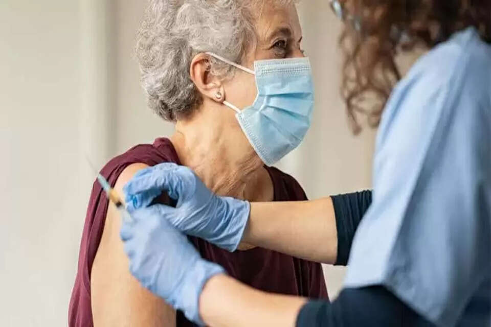 कोरोना संक्रमण से बचाव के लिए दुनियाभर के अधिकतर देशों में कोरोना वैक्सीनेशन (Corona Vaccination) तेजी से चल रही है। इसी बीच जर्मनी की सरकार ने 60 साल से अधिक आयु वाले बुजुर्गों के लिए टीकाकरण अनिवार्य कर दिया है।