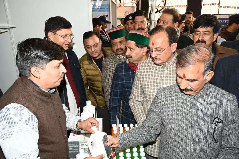 राजधानी शिमला का ऐतिहासिक रिज मैदान आज प्रदेश की समृद्ध उद्यमिता और नवाचार का गवाह बना। मुख्यमंत्री सुखविन्द्र सिंह सुक्खू ने 'हिम एमएसएमई फेस्ट 2026' का भव्य शुभारंभ किया। इस अवसर पर मुख्यमंत्री ने स्पष्ट किया कि प्रदेश सरकार &lsquo;हिम&rsquo; (HIM) ब्रांड के जरिए स्थानीय उत्पादों को वैश्विक पहचान दिलाने के लिए प्रतिबद्ध है।  हिम एमएसएमई फेस्ट 2026, मुख्यमंत्री सुखविन्द्र सिंह सुक्खू, हिमाचल प्रदेश स्टार्टअप, मेड इन हिमाचल, हिम ब्रांड, शिमला रिज मैदान समाचार  Him MSME Fest 2026, CM Sukhvinder Singh Sukhu, Himachal MSME Products, Made in Himachal Brand, Shimla News, Guinness World Record Himachal Shawl