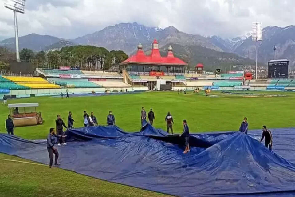धर्मशाला क्रिकेट स्टेडियम में भारत और श्रीलंका के बीच टी-20 श्रृंखला का शनिवार को दूसरा मुकाबला है, लेकिन मैच के धुलने के आसार बन गए हैं। धर्मशाला सहित कांगड़ा जिले में देर रात से ही मूसलधार बारिश हो रही है।