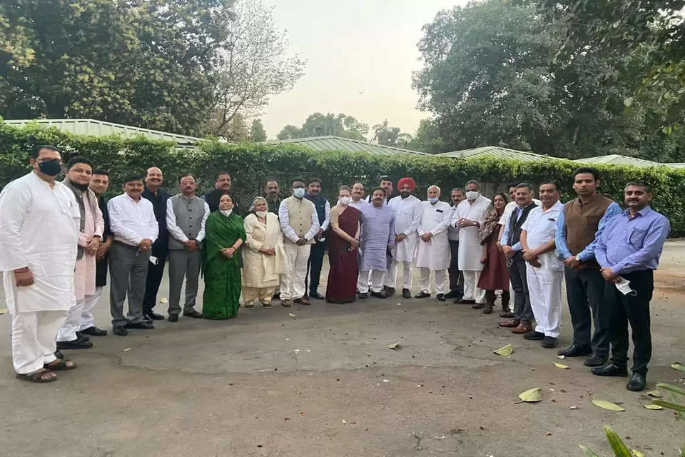 कांग्रेस अध्यक्ष सोनिया गांधी के साथ बैठक करने के बाद हिमाचल कांग्रेस के कई नेताओं ने यह दावा किया है कि हिमाचल में उसका सीधा मुकाबला सत्ताधारी भाजपा से है।