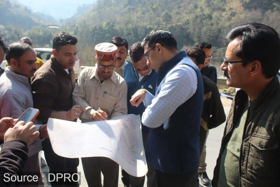 चम्बा के ऐतिहासिक चौगान नंबर-1 तक पहुंचने के लिए जल्द लगेगी लिफ्ट। उपायुक्त मुकेश रेपसवाल ने बस स्टैंड, तत्त्वनी और कसकड़ा का किया निरीक्षण। जानें पूजा घाट और शीतला पुल से जुड़े ताज़ा अपडेट।  Chamba Development News (चम्बा विकास समाचार)  DC Chamba Mukesh Repaswal (उपायुक्त चम्बा मुकेश रेपसवाल)  Chamba Chaugan Lift Project (चम्बा चौगान लिफ्ट परियोजना)  ADB Funded Projects Himachal (एडीबी वित्तपोषित प्रोजेक्ट्स हिमाचल)  Ravi River Puja Ghat (रावी नदी पूजा घाट)  Sheetla Bridge Repair Chamba (शीतला पुल मरम्मत चम्बा)  Himachal Infrastructure Development (हिमाचल बुनियादी ढांचा विकास)  Tourism in Chamba Valley (चम्बा घाटी में पर्यटन)  Urban Mobility Chamba (चम्बा शहरी गतिशीलता)  Chamba Local News Update (चम्बा स्थानीय समाचार अपडेट)  Technical Feasibility Report (तकनीकी व्यवहार्यता रिपोर्ट)  Hill City Modernization (पहाड़ी शहर आधुनिकीकरण)  Chamba Heritage Protection (चम्बा विरासत संरक्षण)  ADB Estimate Submission (एडीबी प्राक्कलन प्रेषण)  Reality News Himachal (रियलिटी न्यूज हिमाचल)