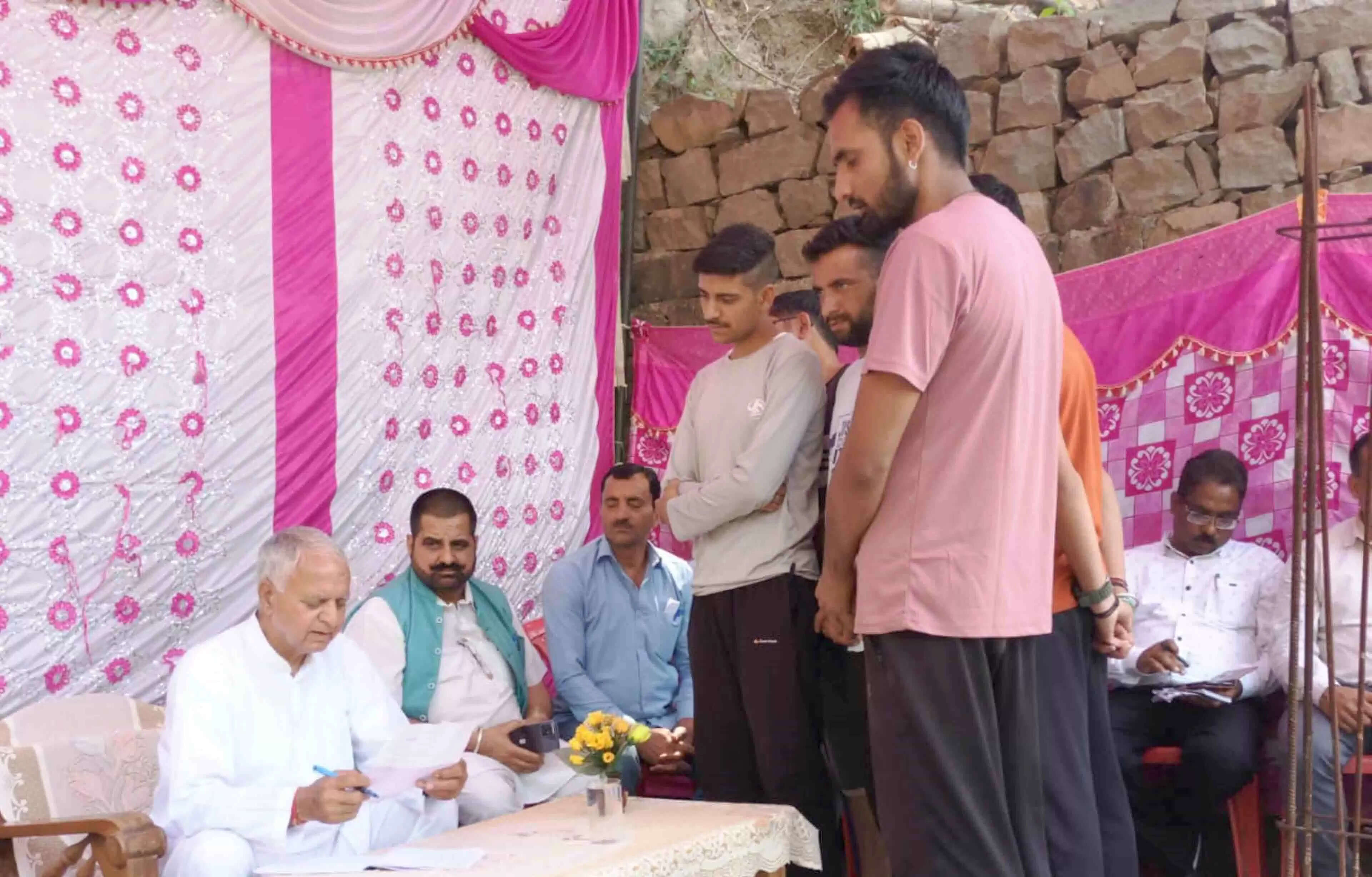 जलशक्ति, बागवानी, राजस्व एवं सैनिक कल्याण मंत्री महेंद्र सिंह ठाकुर ने कहा कि जयराम सरकार हर हिमाचली के जीवन में खुशहाली के लिए काम कर रही है।