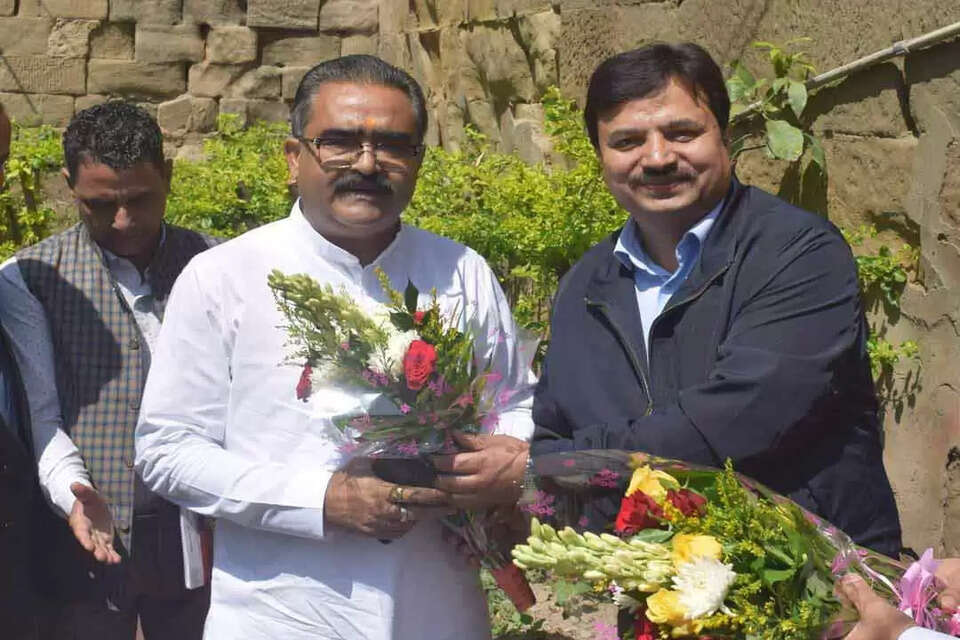 परिवहन, उद्योग, श्रम एवं रोजगार मंत्री बिक्रम सिंह ठाकुर 