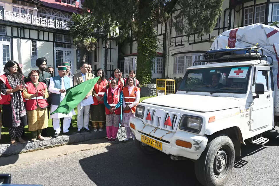 भीषण प्राकृतिक आपदा से प्रभावित कुल्लू और चंबा जिलों के सैकड़ों परिवारों की मदद के लिए राजभवन ने हाथ बढ़ाया है। हिमाचल प्रदेश के राज्यपाल शिव प्रताप शुक्ल ने बुधवार को राजभवन से आवश्यक राहत सामग्री के दो वाहनों को हरी झंडी दिखाकर रवाना किया।  राज्यपाल ने कहा कि यह सहायता उन परिवारों को तत्काल सहारा देगी जिन्होंने हाल की मॉनसूनी आपदा में अपना घर-बार और संपत्ति खो दी है।   राज्यपाल शिव प्रताप शुक्ल,Governor Shiv Pratap Shukla  कुल्लू चंबा,Kullu Chamba,  आपदा प्रभावित परिवार,Disaster Affected Families  राहत सामग्री,Relief Material/Aid,  रेडक्रॉस सोसाइटी,Red Cross Society,  पुनर्वास प्रयास,Rehabilitation Efforts,  तिरपाल कंबल,Tarpaulin Blankets,  रसोई सेट,Kitchen Sets,  राजभवन,Raj Bhavan, 