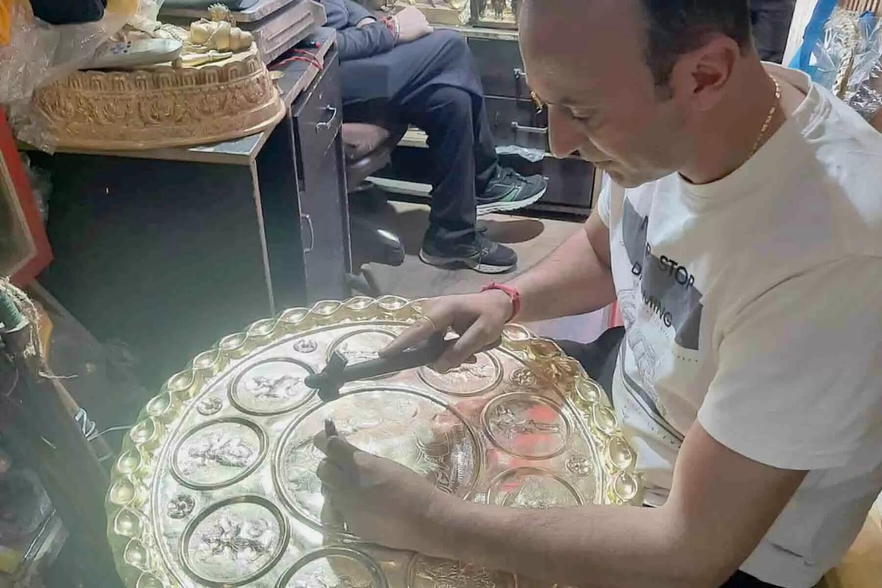 जिला चम्बा की मेटल क्राफ्ट को भी जल्द जीआई टैग (Geographical Indication) मिल सकता है। चम्बा मेटल क्राफ्ट को "जीआई" टैग (भौगोलिक संकेत) की सूची में शामिल करने को लेकर जिला प्रशासन चम्बा की पहल पर हिमाचल प्रदेश पेटेंट सूचना केन्द्र शिमला ने पारंपरिक मूल्यवान संभावित उत्पाद के भौगोलिक उपदर्शनी संकेत (GI- TAG) के तहत प्रक्रिया पूर्ण कर ली है। उपायुक्त चम्बा ने बताया कि चम्बा के धातु शिल्प को 'जीआई' टैग की सूची में शामिल करने के लिए सभी विभागीय औपचारिकताएं पूर्ण कर ली गई हैं।