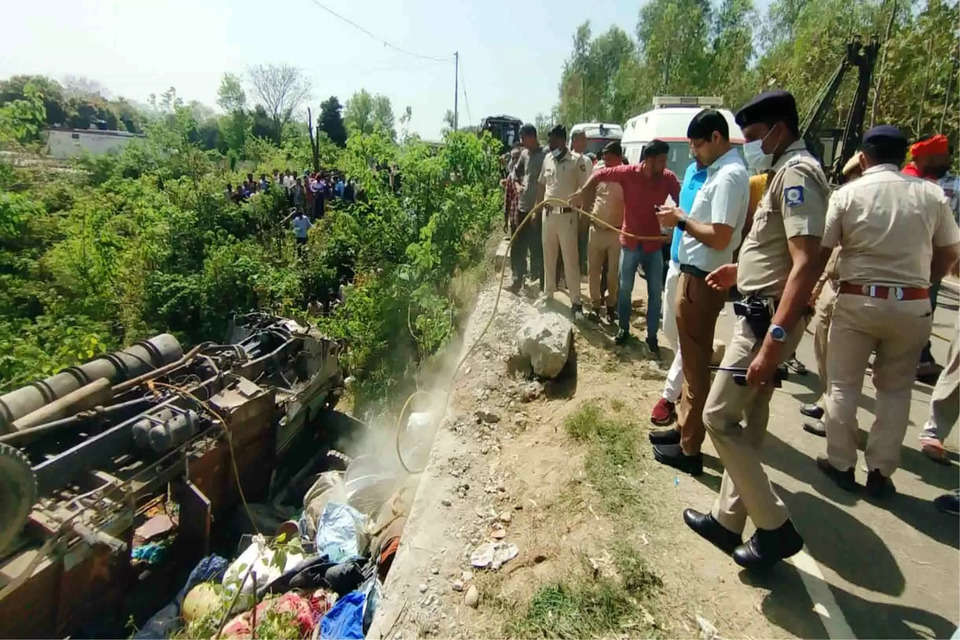 जिला ऊना के पंजोआ में मैड़ी मेला से लौट रहे श्रद्धालुओं से भरा एक ट्रक दुर्घटनाग्रस्त हो गया, जिसमें दो व्यक्तियों की मौत हो गई, जबकि 50 अन्य घायल हुए हैं। मृतकों में 42 वर्षीय जगतार सिंह और 40 वर्षीय राज कुमारी शामिल हैं और दोनों मृतक पंजाब के निवासी हैं। उपायुक्त ऊना राघव शर्मा ने घटनास्थल पर जाकर राहत एवं बचाव कार्यों का निरीक्षण किया। इसके बाद उन्होंने अंब अस्पताल में घायलों का हाल भी जाना।