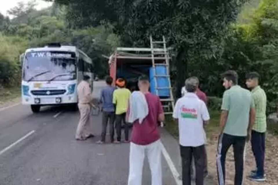 क्रैश बैरियर से टकराया श्रद्धालुओं से भरा वाहन
