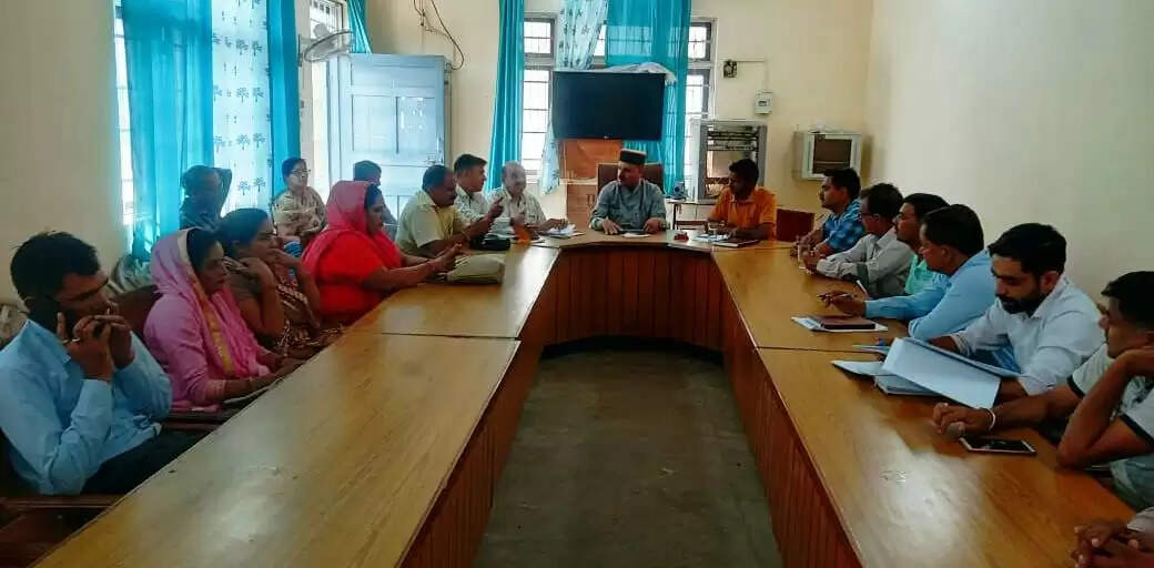 ब्लॉक समिति हॉल बिझड़ी में ब्लॉक समिति सदस्यों की मीटिंग
