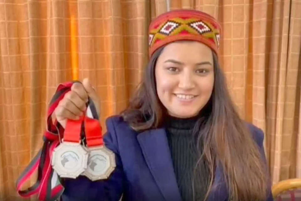 देवभूमि हिमाचल की बेटी और अंतरराष्ट्रीय स्की खिलाड़ी आंचल ठाकुर ने बीते दिनों दुबई में आयोजित स्पर्धा में 4 रजत पदक जीते हैं। आंचल ठाकुर ने कहा कि इससे पहले उन्होंने अंतरराष्ट्रीय स्तर पर कांस्य पदक जीता था और अब 4 रजत पदक जीते हैं। उनका अगला लक्ष्य देश के लिए स्वर्ण पदक जीतना है।   aanchal-thakur-win-four-silver-medal-in-international-skiing-in-dubai 