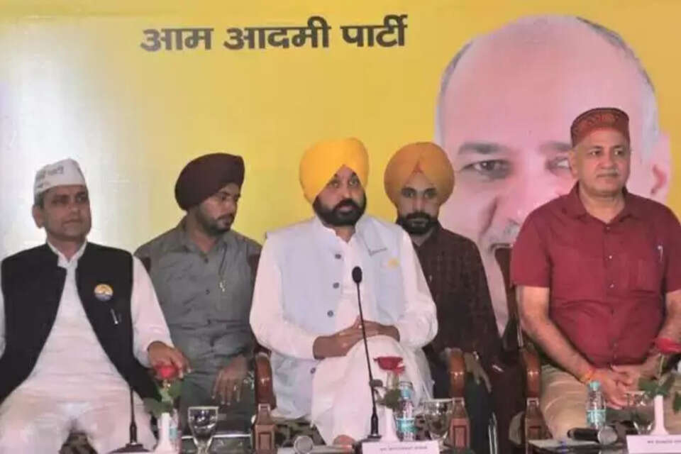 मुख्यमंत्री भगवंत सिंह मान व उप मुख्यमंत्री मनीष सिसोदिया