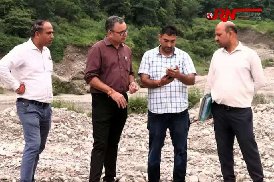 मीरपुर सदर से भाजपा विधायक आशीष शर्मा के चाचा परवीन शर्मा के क्रशर पर मंगलवार शाम पुलिस ने छापेमारी की। एएसपी राजेश उपाध्याय के नेतृत्व में टीम ने सुजानपुर की पुंग खड्ड में क्रशर पर कार्रवाई की। पुलिस को इस क्रशर पर अवैध खनन की गुप्त सूचना मिली थी। आधिकारिक रूप से यह क्रशर जुलाई, 2024 से बंद था। लगातार बारिश और क्षतिग्रस्त रास्तों के बावजूद पुलिस टीम मौके पर पहुँचने में सफल रही। Hamirpur illegal mining BJP MLA Ashish Sharma uncle crusher Police raid Himachal Pradesh Sujanpur Pung Khad mining case Excavator, JCB, tipper seizure Himachal Pradesh mining regulations Heavy machinery confiscation Mining and pollution control officers Parveen Sharma crusher case Himachal Pradesh news breaking  हमीरपुर अवैध खनन विधायक आशीष शर्मा चाचा क्रशर हिमाचल पुलिस छापेमारी सुजानपुर पुंग खड्ड खनन मामला जेसीबी पोकलेन टिप्पर जब्ती हिमाचल खनिज कानून भारी मशीनरी जब्त खनन और प्रदूषण नियंत्रण अधिकारी परवीन शर्मा क्रशर मामला हिमाचल प्रदेश ताज़ा खबर