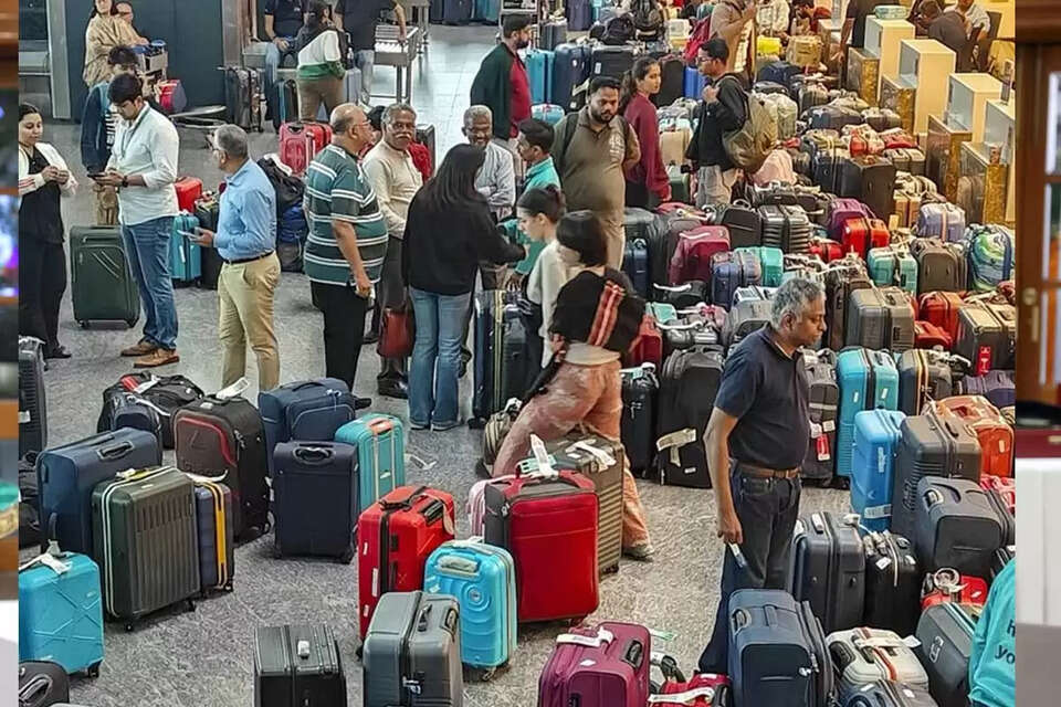 पिछले 72 घंटों से इंडिगो एयरलाइंस (IndiGo Airlines) देशभर में एक अभूतपूर्व परिचालन संकट (Operational Crisis) का सामना कर रही है। खराब मौसम, पायलट्स की कमी और तकनीकी गड़बड़ियों के मिले-जुले प्रभाव के कारण दिल्ली, मुंबई, बेंगलुरु और कोलकाता जैसे प्रमुख हवाई अड्डों पर 1000 से अधिक उड़ानें रद्द या अत्यधिक विलंबित हुई हैं।  इस संकट ने हजारों यात्रियों को हवाई अड्डों पर फंसा दिया है, जिससे देश के सबसे बड़े निजी वाहक की विश्वसनीयता पर गंभीर सवाल उठ खड़े हुए हैं। 