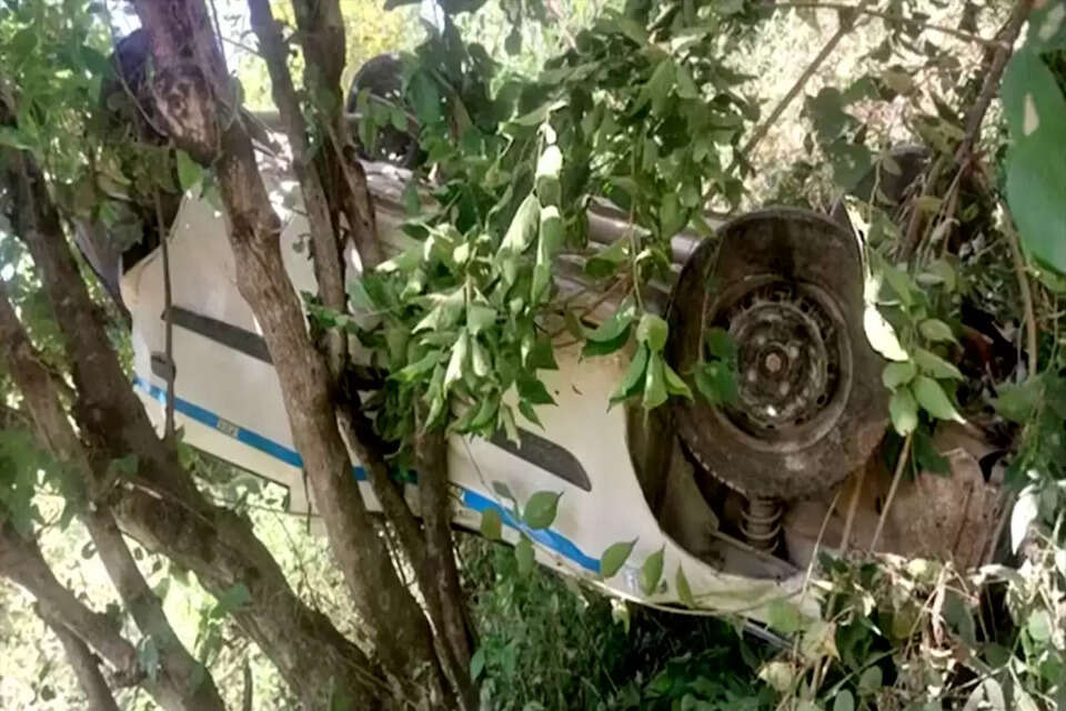 हिमाचल प्रदेश के चंबा जिले के चुराह विधानसभा क्षेत्र के टेपा में देर रात एक दर्दनाक सड़क हादसा हुआ। बैरागढ़-देवीकोठी-टेपा मार्ग पर टेपा नाले के पास एक अनियंत्रित कार करीब 100 फीट गहरी खाई में जा गिरी। इस भीषण दुर्घटना में कार सवार पाँच लोगों में से तीन की मौके पर ही या अस्पताल ले जाते समय मौत हो गई, जबकि दो लोग गंभीर रूप से घायल हुए हैं।