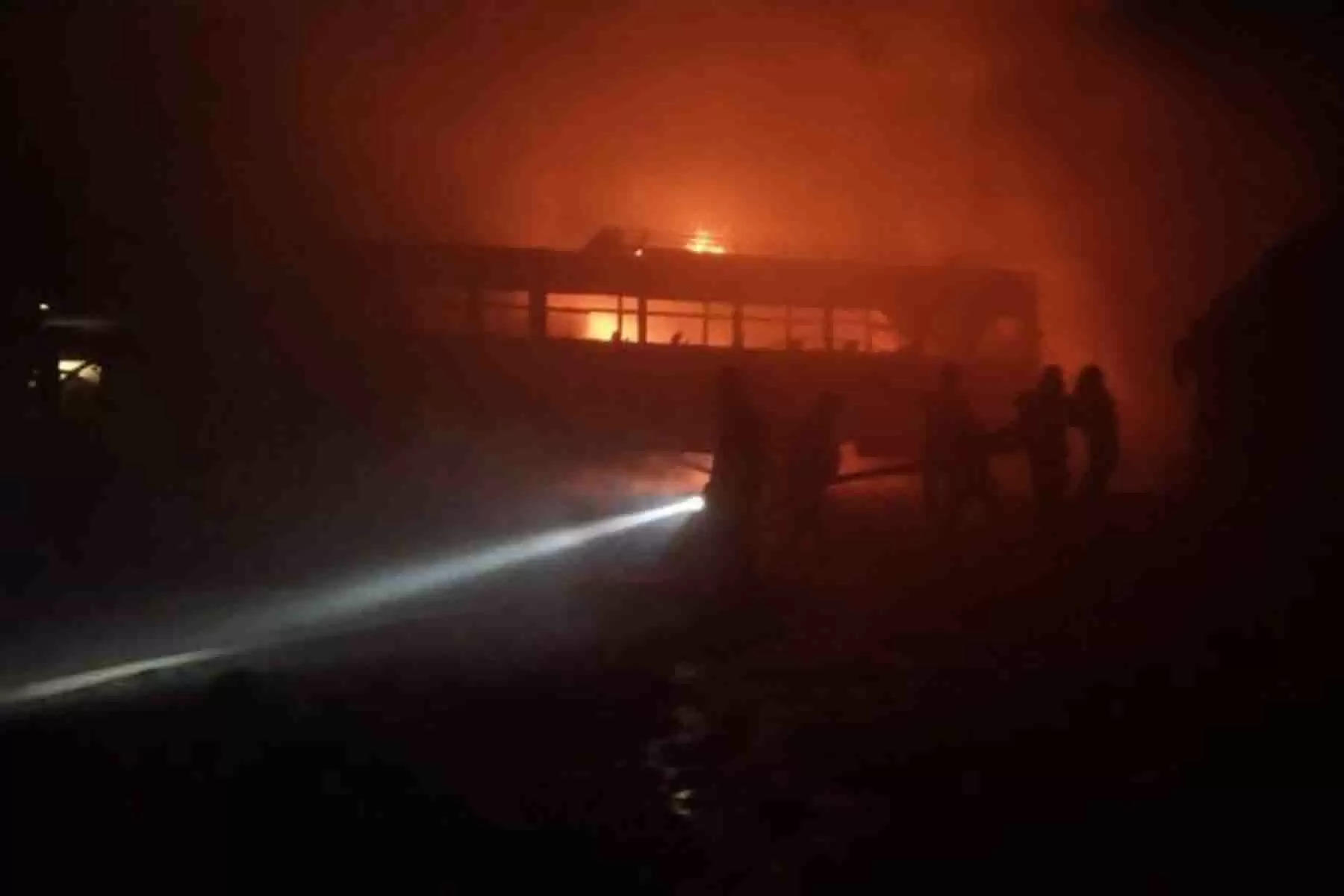  हिमाचल प्रदेश की राजधानी शिमला में हिमाचल पथ परिवहन निगम की वर्कशॉप में आग भड़क गई। आग की चपेट में आने से एक पुरानी बस जलकर राख हो गई है। घटना शिमला के ढली में की है। यहां मंगलवार रात करीब 9:30 बजे हिमाचल पथ परिवहन निगम (HRTC) के शिमला ग्रामीण डिपो की वर्कशॉप में अचानक आग भड़क गई। आग लगने से वर्कशॉप में खड़ी परिवहन निगम की एक पुरानी बस जलकर राख हो गई।