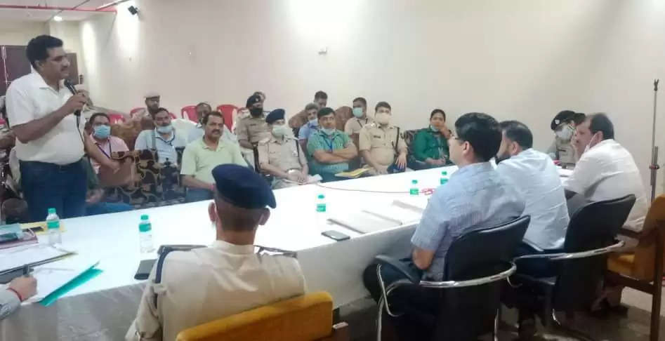 उपायुक्त ऊना राघव शर्मा ने सैक्टर पुलिस अधिकारियों व सैक्टर मैजिस्ट्रेट के साथ चिंतपूर्णी में बैठक की। 