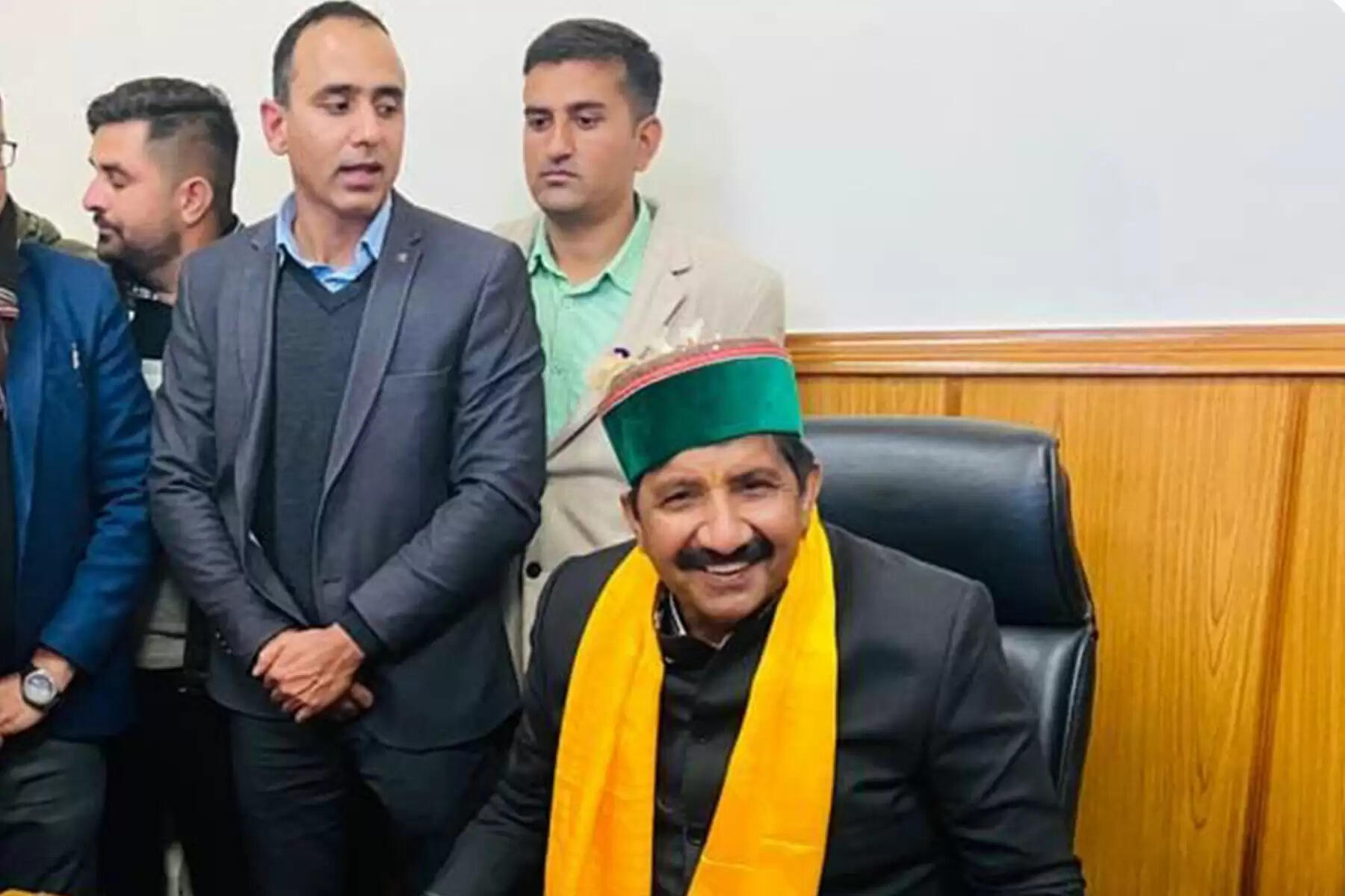 हिमाचल प्रदेश के डिप्टी सीएम मुकेश अग्निहोत्री ने सचिवायल में पदभार ग्रहण कर लिया। इस दौरान उन्होंने कहा कि दों लोगों से भी कैबिनेट मीटिंग हो जाती है। उन्होंने कहा कि 10 दिन के भीतर कैबिनेट मीटिंग करके ओपीएस बहाल कर दी जाएगी। यह सरकार चलेगी भी, दौड़ेगी भी और यह परफॉर्म भी करेगी।