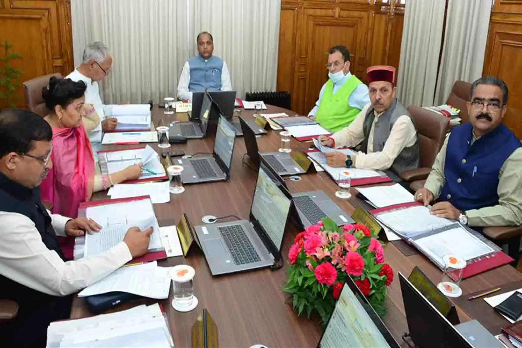 हिमाचल प्रदेश मंत्रिमंडल (Himachal Cabinet Meeting) की बैठक बुधवार को सीएम जयराम ठाकुर (Cm Jairam Thakur) की अध्यक्षता में सचिवालय में हुई। इस कैबिनेट बैठक में कई महत्वपूर्ण निर्णय लिए गए। कैबिनेट ने शिमला डेवेलपमेन्ट प्लान (Shimla Development Plan) को मंजूरी देने के साथ ही पंचायती राज संस्थाओं के प्रतिनिधियों के मानदेय में बढ़ोतरी करने को भी स्वीकृति दी गई है। हिमाचल प्रदेश में अब पंचायती राज संस्थाओं के प्रतिनिधियों को बढ़ा हुआ मानदेय मिलेगा।