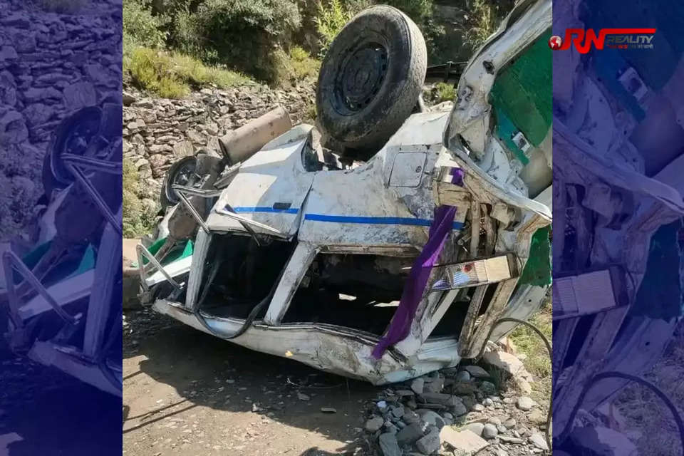 हिमाचल प्रदेश के चम्बा (Chamba Accident News) में सवारियों को लेकर जा रही एक सूमो वाहन 100 मीटर गहरी खाई में गिर गया। इससे चार लोगों की दर्दनाक मौत हो गई, जबकि नौ गंभीर रूप से घायल हो गए। यह हादसा राख-धनाड़ा सड़क पर वीरवार सुबह करीब 8:00 बजे हुआ। तीन घायलों को चम्बा से टांडा मेडिकल कॉलेज रेफर किया गया है। पुलिस ने घायलों के बयान दर्ज कर हादसे के कारणों की जांच शुरू कर दी है। 