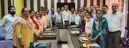 बमसन खंड के पंचायत प्रधान जिला पंचायत कार्यालय हमीरपुर में सामूहिक चित्र
