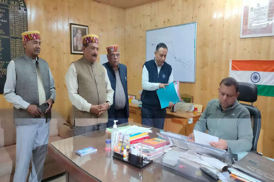 हिमाचल प्रदेश विधानसभा चुनाव (Himachal Election 2022) के लिए कुल्लू विधानसभा सीट से निर्दलीय उतरे कद्दावर नेता महेश्वर सिंह ने शनिवार सुबह करीब 11:00 बजे अपना नामांकन पत्र वापस ले लिया। शनिवार (29 अक्तूबर) को नामांकन वापसी का अंतिम दिन था।      पूर्व सांसद महेश्वर सिंह (Maheshwar Singh) कुल्लू विधानसभा सीट (Kullu Assembly Seat) से अब बतौर निर्दलीय प्रत्याशी (independent candidate) चुनाव नहीं लडे़ंगे। उन्होंने भाजपा प्रत्याशी नरोत्तम ठाकुर (BJP Candidate Narottam Thakur) के पक्ष में अपना नामांकन वापस ले लिया है। 