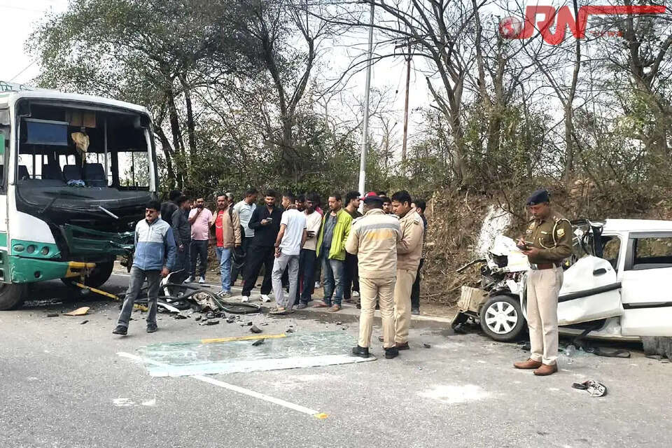 हिमाचल प्रदेश के कांगड़ा जिले के चामुखा (NH-3) क्षेत्र में एक अत्यंत दुखद सड़क हादसा पेश आया है। मंगलवार को हिमाचल पथ परिवहन निगम (HRTC) की बस और एक ऑल्टो कार के बीच हुई जोरदार भिड़ंत में एक ही परिवार की दो महिलाओं की मौत हो गई। यह दुर्घटना इतनी भीषण थी कि कार के परखच्चे उड़ गए और इसमें सवार एक ही परिवार के चार अन्य सदस्य गंभीर रूप से घायल हो गए।