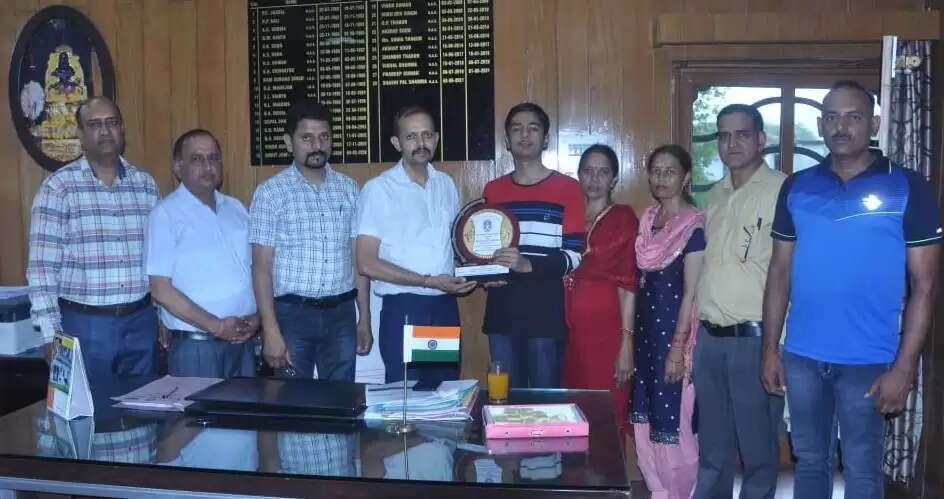 SDM ने प्रशांत को स्मृति चिन्ह देकर किया सम्मानित
