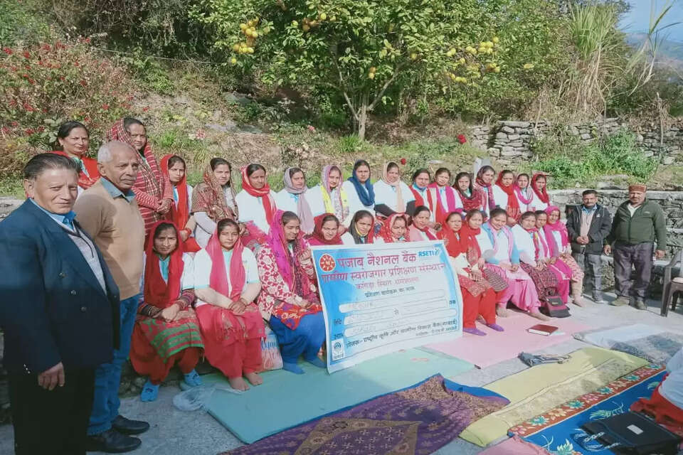 पंजाब नेशनल बैंक, ग्रामीण स्वरोजगार प्रशिक्षण संस्थान, धर्मशाला द्वारा जिला कांगड़ा के उतराला बैजनाथ की महिलाओं एवं पुरूषों को स्वरोजगार की ओर अग्रसर करने के लिए 10 दिन का डेयरी फार्मिंग एवं केंचुआ खाद बनाने का निःशुल्क एवं अवासीय प्रशिक्षण दिया गया। 