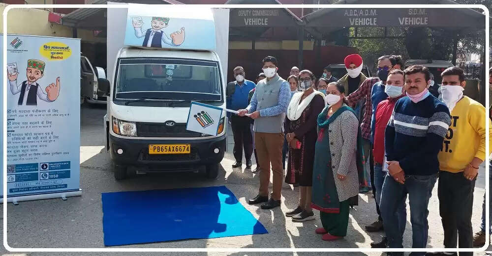 उपायुक्त ऊना राघव शर्मा ने वीरवार को मिनी सचिवालय ऊना से मतदाता शिक्षा एवं निर्वाचक सहभागिता कार्यक्रम (स्वीप) के तहत एक मोबाइल वैन को हरी झंडी दिखाकर रवाना किया।