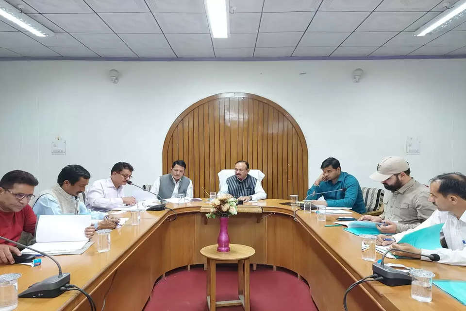 Chamba Pangi Jiya lal Kapoor विधायक जियालाल कपूर की अध्यक्षता में पांगी मुख्यालय किलाड़ के लाइब्रेरी हाल में रोगी कल्याण समिति व विशेष क्षेत्र विकास प्राधिकरण ( साडा) की बैठक आयोजित की गई।