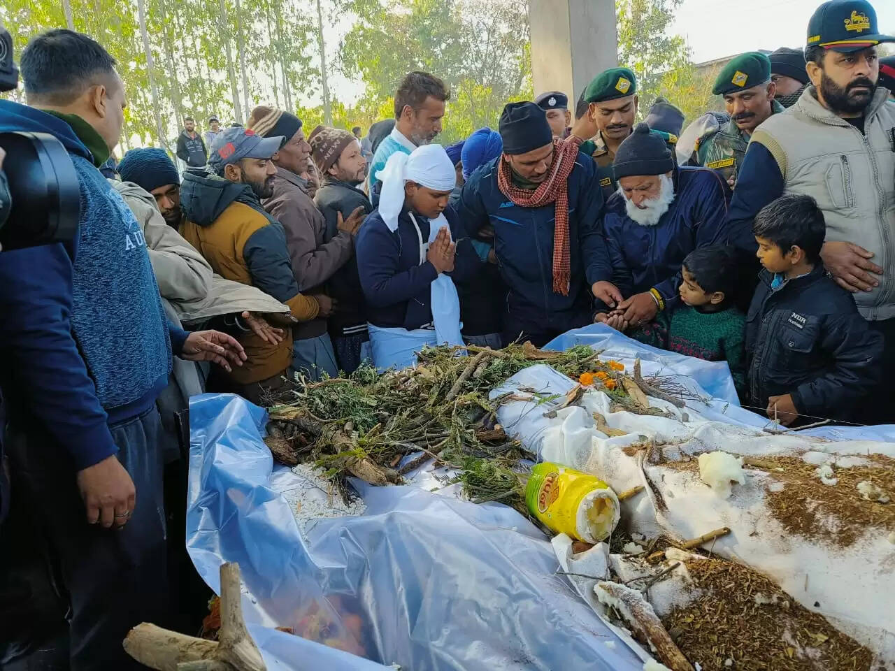 हिमाचल के ऊना जिले के शहीद अमरीक सिंह आज पंचतत्व में विलीन हो गए। उन्हें उनके पैतृक गांव गणु मंदवाड़ा में अंतिम विदाई दी गई। शहीद को बेटे अभिनव ने मुखाग्नि देकर दुनिया से विदा गई। वहीं पूरा गांव और रिश्तेदार शमशान घाट स्वर्गधाम में शहीद को श्रद्धांजलि देने जुटा।