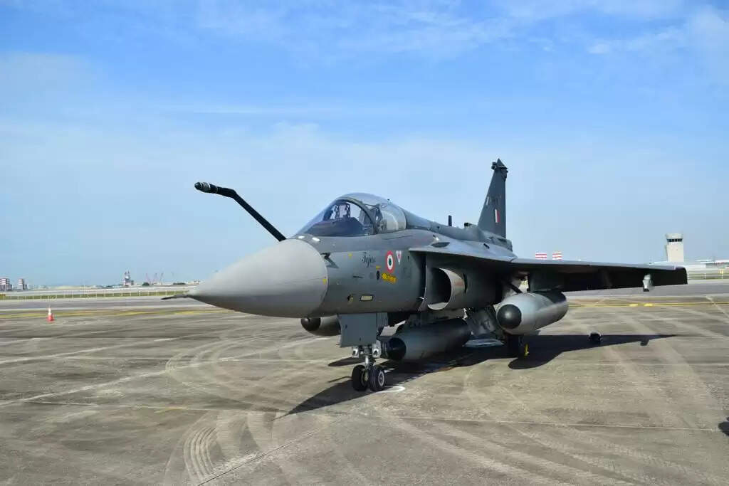 Tejas Singapore Air Show: सिंगापुर में एयर शो का आयोजन होने जा रहा है, जिसमें स्वदेशी भारतीय लड़ाकू विमान तेजस भी हिस्सा ले रहा है। आसमान में गरजना करने के साथ तेजस भारत की ताकत दिखाएगा।