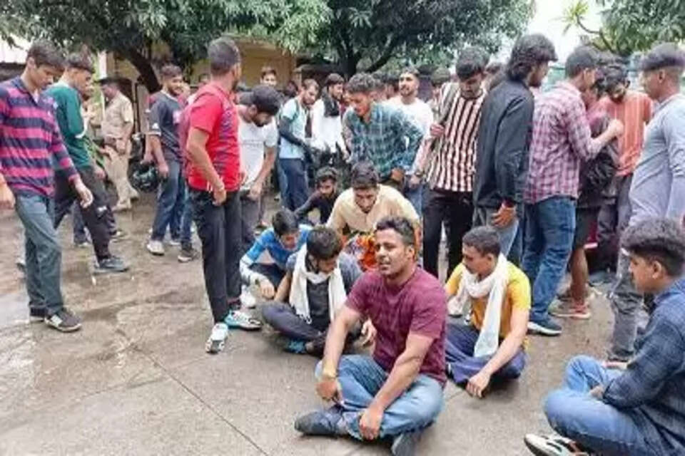 युवा जल शक्ति विभाग बड़सर के अधिशाषी अभियंता के कार्यालय का किया घेराव 