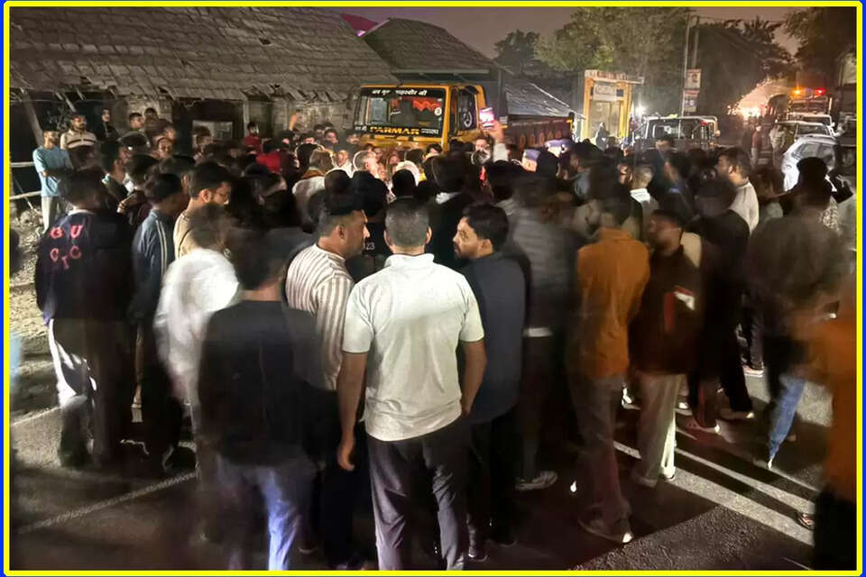 हिमाचल प्रदेश के कांगड़ा जिले के ज्वालामुखी उपमंडल में शिमला-मटौर राष्ट्रीय राजमार्ग पर रविवार देर रात एक दर्दनाक सड़क हादसे में एक युवक की मौत हो गई। भड़ोली चौक के पास एक तेज रफ्तार ट्रक ने स्कूटी सवार युवक को टक्कर मारी और मौके से फरार हो गया। टक्कर इतनी भीषण थी कि स्कूटी सवार की घटनास्थल पर ही मौत हो गई।    मृतक की पहचान भड़ोली निवासी सन्नी चौधरी (34) के रूप में हुई है, जो अविवाहित थे और किसी काम से भड़ोली बाजार से अपने घर लौट रहे थे। 