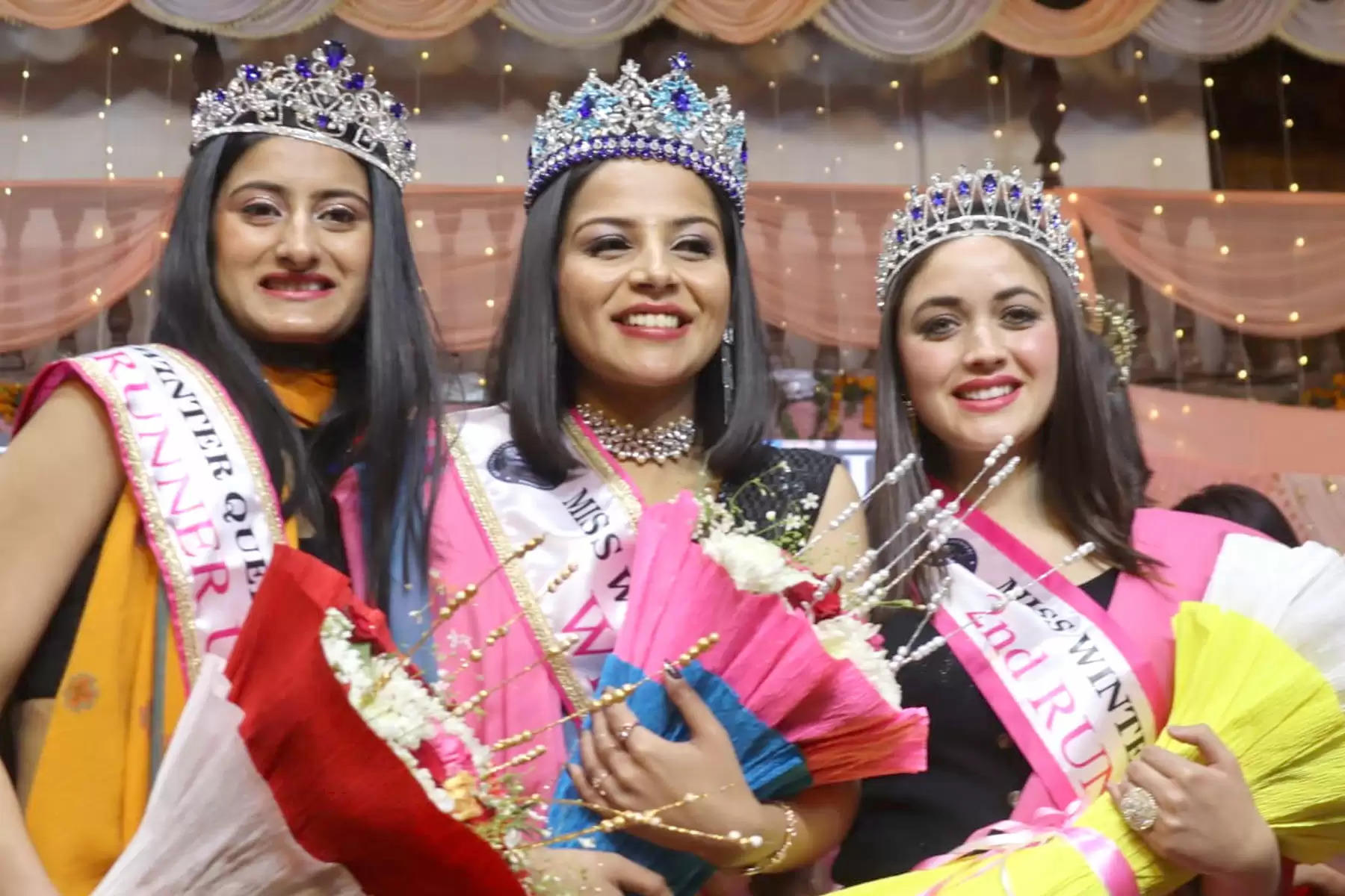 Winter Carnival Manali राष्ट्रीय शरदोत्सव मनाली-2023 के अंतिम दिन शुक्रवार रात को 12: 00 बजे मंडी की आरजू के सिर शरद सुंदरी का ताज सजा। आरजू ने 27 प्रतिभागी सुंदरियों में कांटे की टक्कर के बीच खिताब अपने नाम किया। शिमला की निकिता ठाकुर फर्स्ट रनरअप, जबकि कुल्लू के बंजार की स्मृति सेकेंड रनरअप रहीं।      वायस ऑफ कार्निवाल के तीनों पुरस्कार इस वर्ष कुल्लू जिला के नाम रहे। सैंज से दुष्यंत ठाकुर ने कड़े मुकाबले के बीच वायस ऑफ विंटर कार्निवाल मनाली 2023 का खिताब अपने नाम कर लिया। कुल्लू की ही अर्पिता ठाकुर दूसरे स्थान पर, जबकि कुल्लू के ही शैलेश बौद्ध तीसरे स्थान पर रहे।