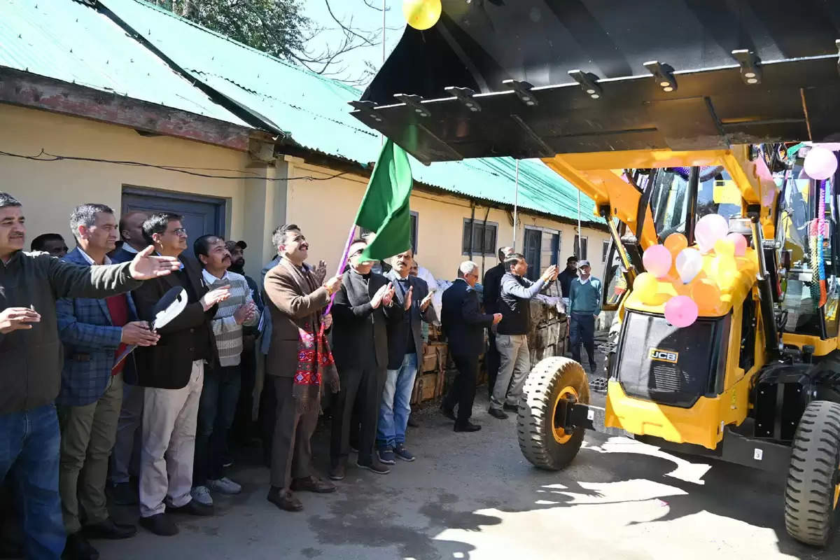 हिमाचल प्रदेश के लोक निर्माण एवं शहरी विकास मंत्री शनिवार को जेसीबी मशीन ड्राइवर के रूप में नजर आए। उन्होंने जेसीबी मशीन को भी चलाया और 14 मशीनों को विभाग के सपूर्द किया। दरअसल शनिवार को मंत्री विक्रमादित्य सिंह ने शिमला के तारा देवी से 23 करोड़ रुपये से अधिक की राशि से हिमाचल प्रदेश लोक निर्माण विभाग के लिए खरीदी गईं 102 नई मशीनों में से 14 मशीनों को हरी झण्डी दिखाकर रवाना किया। इस दौरान वह जेसीबी मशीन की ड्राइवर सीट पर भी बैठे।
