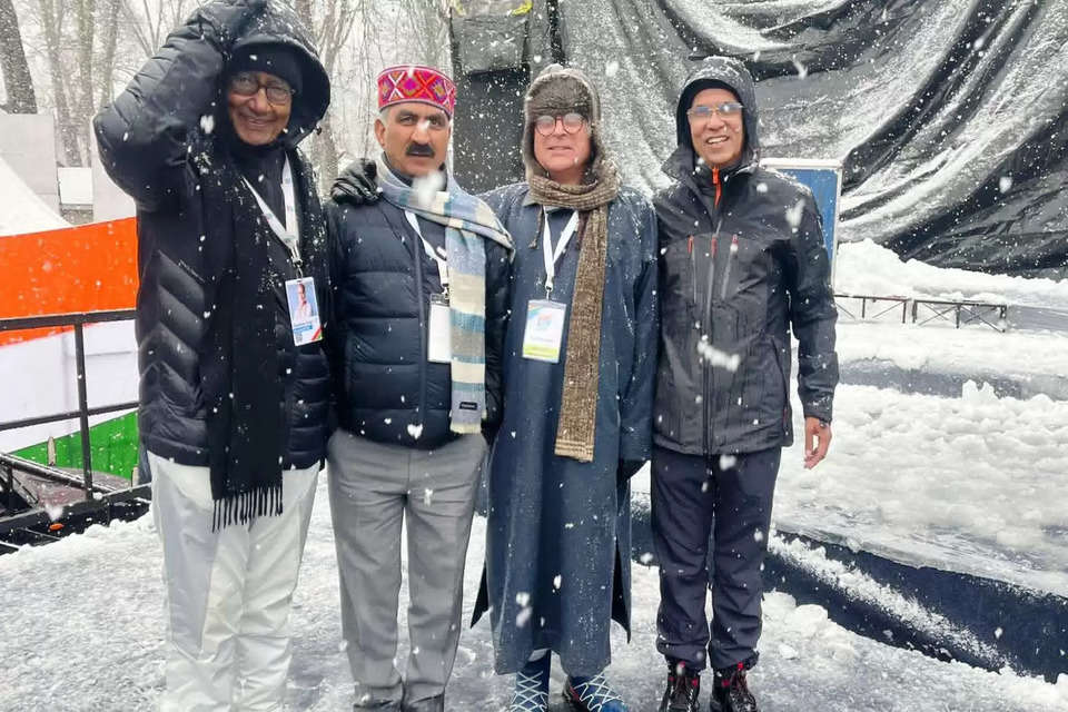 CM Sukhvinder Singh Sukhu join bharat jodo yatra in Srinagar हिमाचल प्रदेश के मुख्यमंत्री सुखविंद्र सिंह सुक्खू ने सोमवार को श्रीनगर में भारी बर्फबारी के बीच भारत जोड़ो यात्रा के समापन समारोह में शामिल हुए। वरिष्ठ कांग्रेस नेता राहुल गांधी के नेतृत्व में शुरू हुई भारत जोड़ो यात्रा सोमवार को जम्मू-कश्मीर की राजधानी श्रीनगर में समाप्त हो गई। 