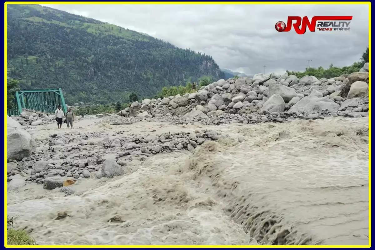 हिमाचल प्रदेश के कुल्लू जिले के मणिकर्ण घाटी के तोष गांव में रविवार देर रात बादल फटने से भारी तबाही मची। इस आपदा में एक पुल बह गया और घरों में पानी घुस गया, जिससे लोगों में अफरा-तफरी मच गई। स्थिति इतनी गंभीर हो गई कि लोगों को भागकर अपनी जान बचानी पड़ी। इस घटना के बाद तोष का संपर्क बाहरी दुनिया से कट गया है।