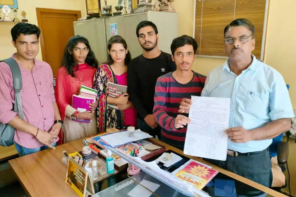 चकमोह संस्कृत महाविद्यालय के छात्रों ने प्राचार्य महोदय को ज्ञापन सौंपा