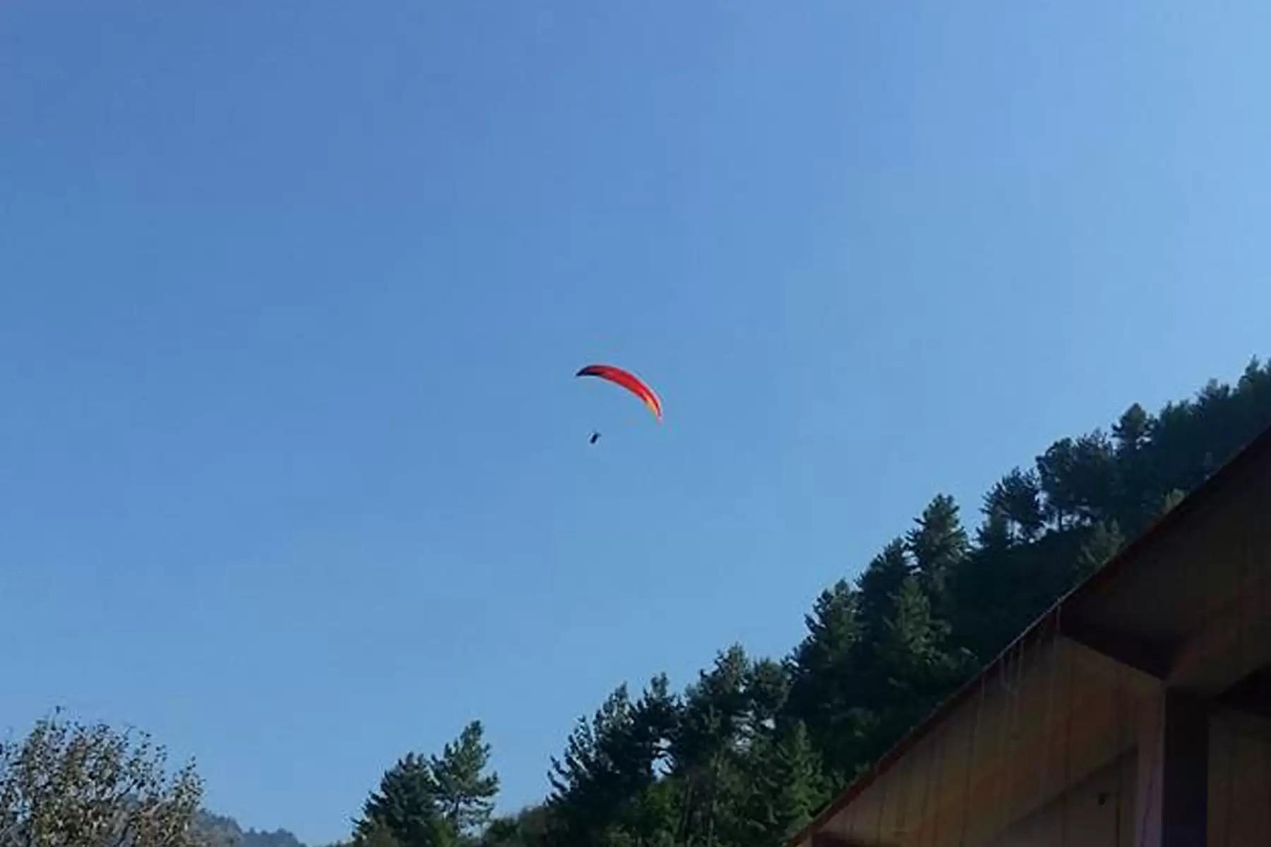 Gadsa Paragliding Site हिमाचल प्रदेश के जिला कुल्लू में पैराग्लाइडिंग साइट को तत्काल प्रभाव से बंद कर दिया है। यह पैराग्लाइडिंग साइट कुल्लू जिले के गड़सा में चल रही थी। बताया जा रहा था कि साइट पर एयरो स्पोर्ट्स निमयों का ताक पर रखा जा रहा था। पैराग्लाइडिंग करवाने वाले ऑपरेटरों को कई बार व्यवस्था सुधारने के लिए पर्यटन विभाग ने कहा, लेकिन कोई सुधार नहीं किया गया। इसके बाद रेगुलेटरी कमेटी के अध्यक्ष एवं उपायुक्त कुल्लू आशुतोष गर्ग ने पैराग्लाइडिंग साइट बंद करने के आदेश जारी कर दिए हैं।