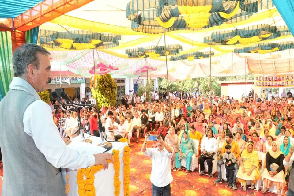 मुख्यमंत्री सुखविंद्र सिंह सुक्खू ने शनिवार को हमीरपुर जिले के नादौन के मंझेली और कड़साई में आयोजित जनसभाओं में पूर्व मुख्यमंत्री जयराम ठाकुर और स्थानीय सांसद अनुराग ठाकुर पर तीखी टिप्पणियां कीं। मुख्यमंत्री ने विपक्ष के नेताओं पर हमीरपुर क्षेत्र की उपेक्षा करने और विकास परियोजनाओं के श्रेय को लेकर राजनीति करने का आरोप लगाया।  मुख्यमंत्री सुक्खू ने पूर्व मुख्यमंत्री जयराम ठाकुर पर हमीरपुर जिले की अनदेखी करने का सीधा आरोप लगाया। उन्होंने कहा कि पिछली भाजपा सरकार के कार्यकाल के दौरान, क्षेत्र से दो विधायक होने के बावजूद, मंत्रिमंडल में किसी को भी शामिल नहीं किया गया।