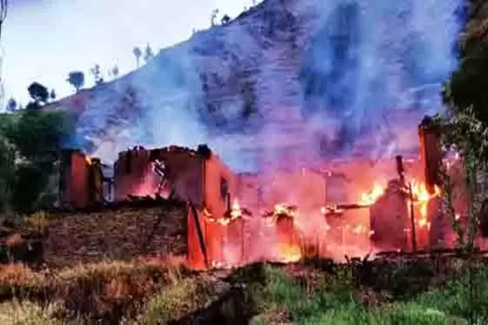 हिमाचल प्रदेश में आग लगने की घटनाएं लगातार बढ़ने लगी हैं। शनिवार को जहां प्रदेश की राजधानी शिमला के रामपुर में भीषण अग्निकांड हुआ था, वहीं आज रविवार सुबह मंडी में एक घर जलकर राख हो गया। यह घटना मंडी जिला के सुंदरनगर उपमंडल के अछड़ी की है। फिलहाल आग लगने के कारणों का अभी तक खुलासा नहीं हो पाया है। बताया जा रहा है कि जिस समय आग लगी उस समय घर में कोई नहीं था।