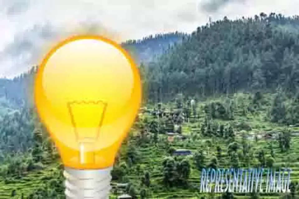 Electric Bulb Will Be Lit First Time In Four Villages Of himachal हिमाचल प्रदेश के कुल्लू जिला की सैंज तहसील के चार गांवों में पहली बार बिजली लाइन पहुंचेगी। यह चार गांव गाड़ापारली पंचायत में आते हैं। आजादी के 75 साल बीतने के बाद अब जाकर 300 ग्रामीणों का इंतजार खत्म होने वाला है। रियलिटी यह है कि गाड़ापारली पंचायत के चार गांव शाक्टी, मरौड़, शुगाड़ और कुटला गांव अति दुर्गम हैं। चारों गांवों के 40 घर ग्रेट हिमालयन नेशनल पार्क में हैं, ऐसे में वहां से बिजली लाइन नहीं बिछाई जा सकी है।   मगर लोगों की सुविधा को देखते हुए अब ग्रेट हिमालयन नेशनल पार्क में बिजली लाइन बिछाने की अनुमति मिल गई है। आजादी के 75 साल बाद आखिरकार 300 ग्रामीणों का इंतजार खत्म होने वाला है। नेशनल बोर्ड फॉर वाइल्ड लाइफ ने ग्रेट हिमालयन नेशनल पार्क से 11 केवी एचटी ट्रांसमिशन लाइन बिछाने की अनुमति प्रदान की है। राज्य बोर्ड फॉर वाइल्ड लाइफ इसकी अनुमति पहले ही दे चुका है। अब वन विभाग की मंजूरी का इंतजार है।
