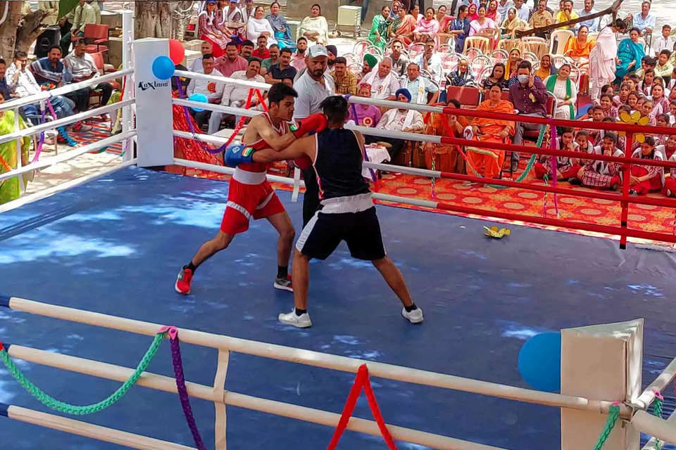 Himachal's first boxing ring In Una छठे राज्य वित्तायोग के अध्यक्ष सतपाल सिंह सत्ती ने बुधवार को राजकीय वरिष्ठ माध्यमिक पाठशाला, बसदेहड़ा में 7 लाख रुपये लागत के बॉक्सिंग रिंग का शुभारंभ किया। इस मौके पर स्थानीय स्कूल के खिलाड़ियों द्वारा बॉक्सिंग मैच भी खेला गया। सत्ती ने इसके अलावा गत देर सायं ग्राम पंचायत बहडाला के वार्ड-6 में गुरुद्वारा साहिब के नजदीक 10 लाख से बनने वाले सामुदायिक भवन का भूमिपूजन कर निर्माण कार्य का शुभारंभ किया।