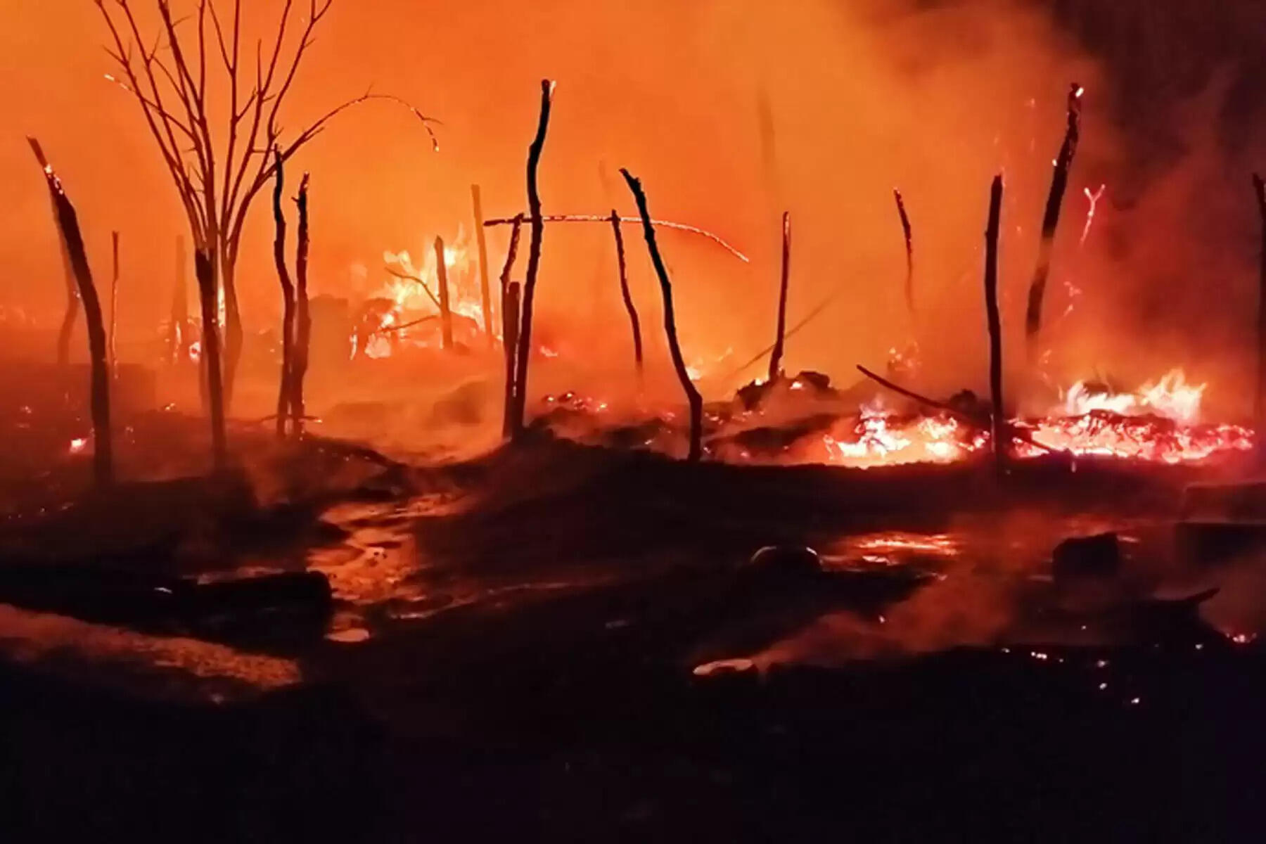 हिमाचल प्रदेश के ऊना जिला (Una Fire News) के औद्योगिक क्षेत्र टाहलीवाल (Industrial Area) के बाथड़ी में प्रवासी मजदूरों की करीब 40 झुग्गियां जलकर राख हो गई। रविवार देर शाम हुए इस अग्निकांड में लाखों रुपये का नुकसान का अनुमान लगाया जा रहा है। दमकल विभाग की टीम ने मौके पर पहुंचकर आग पर काबू पाया। हालांकि घटना के दौरान किसी प्रकार का जानी नुकसान नहीं हुआ है। बता दें कि आठ फरवरी बुधवार देर रात थाना अम्ब के अंतर्गत बणे दी हट्टी में झुग्गी में भीषण आग लगने से चार बच्चे जिंदा जल गए थे।
