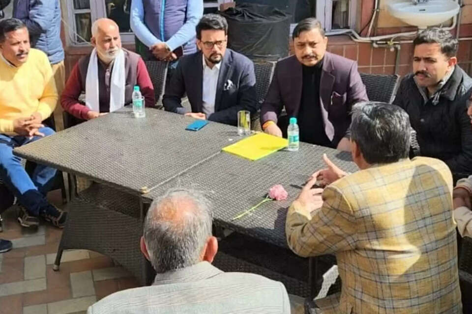 दाड़लाघाट और बरमाणा ट्रक ऑपरेटर यूनियन ने केंद्रीय मंत्री अनुराग ठाकुर से वीरवार को शिमला में मुलाकात की। इस अवसर पर भाजपा के प्रदेश अध्यक्ष सुरेश कश्यप, नयना देवी के विधायक रणधीर शर्मा, मंत्री विक्रमादित्य सिंह विशेष रूप से उपस्थित रहे। केंद्रीय मंत्री अनुराग ठाकुर ने कहा कि ट्रक ऑपरेटर हमारे परिवार के सदस्य हैं।   अदाणी सीमेंट विवाद:अनुराग ठाकुर से मिले ट्रक ऑपरेटर, बोले- जल्द होगा समाधान, सरकार कर रही पूरा प्रयास - Adani Cement Dispute Truck Operators Meet Union Minister Anurag