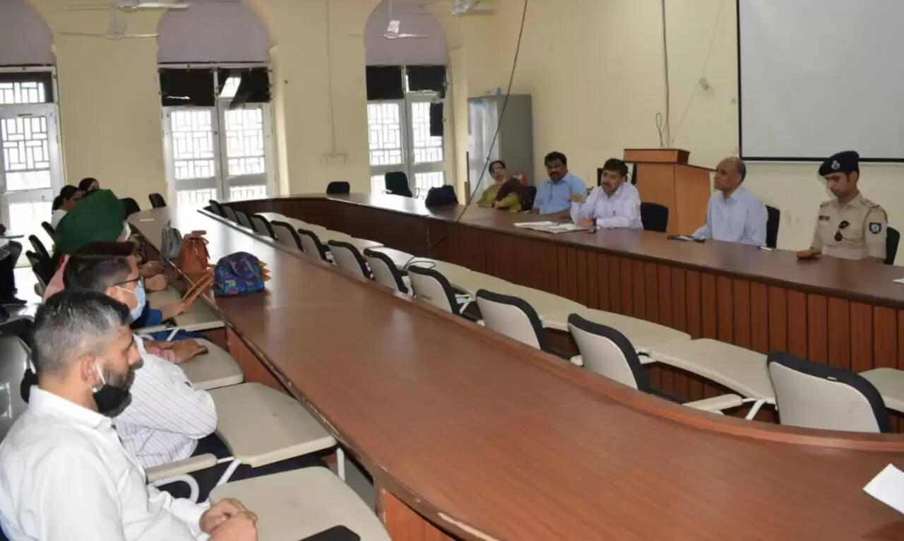 पंडित जवाहरलाल नेहरू मेडिकल कॉलेज चम्बा (PTJNMC Chamba) के सभागार कक्ष में मंगलवार को एंटी रैगिंग समिति (Anti-Ragging Committee) की समीक्षा बैठक हुई। बैठक की अध्यक्षता प्रधानाचार्य डॉ. रमेश भारती ने की। बैठक में डॉ. रमेश भारती ने कहा कि कॉलेज एवं छात्रावासों में रैगिंग पर प्रभावी रोकथाम के लिए माननीय न्यायालय एवं यूजीसी मापदण्डों के अनुसार चाक-चौबंद व्यवस्थाएं की गई हैं। मेडिकल कॉलेज इनकी नियमित समीक्षा कर रहा है। महाविद्यालय स्तर पर एंटी रैगिंग स्क्वायड (Anti-Ragging Squad) गठित किए गए हैं।
