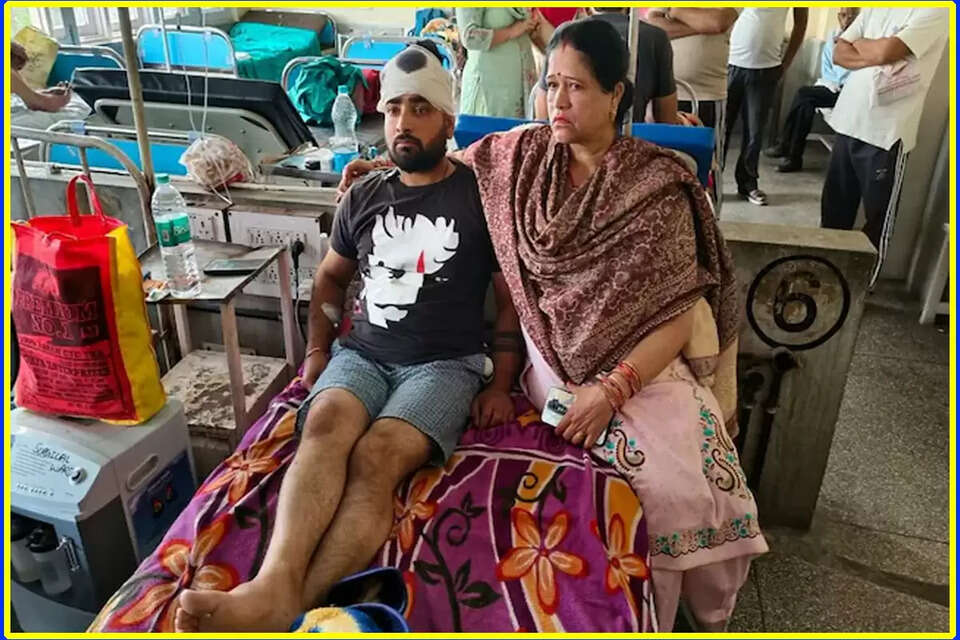 ऊना जिले के पंजाब के साथ लगते संतोषगढ़ नगर में एक युवक के साथ हुई निर्मम वारदात ने पूरे क्षेत्र में सनसनी फैला दी है। अज्ञात हमलावरों ने गन प्वाइंट पर युवक का उसी के गैरज से अपहरण कर लिया। अपहरण के बाद उसे जंगल में ले जाकर लोहे की रॉड से बेरहमी से पीटा और बाद में मरा हुआ समझकर नाले में फेंक दिया।  हमलावर पीड़ित के 22,000 रुपये भी लूट ले गए हैं। पीड़ित युवक शुभम रायजादा निवासी वार्ड नंबर 9, नगर परिषद संतोषगढ़ ने पुलिस को दिए बयान में बताया कि इस बर्बर हमले के पीछे वे लोग हो सकते हैं, जिनके हथियार को उसने कुछ समय पहले पुलिस को सौंपा था।