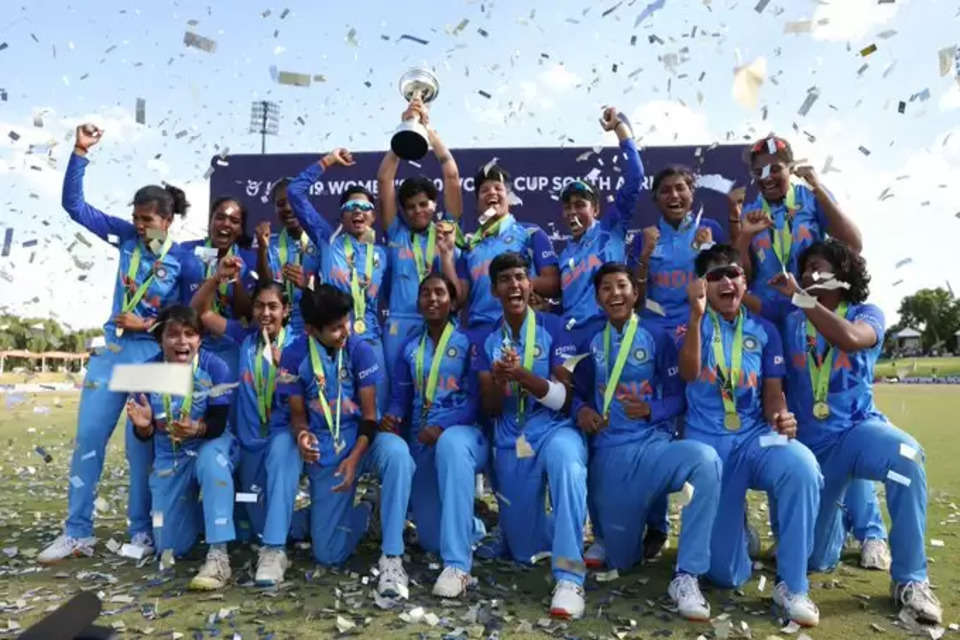 The first Women's U19T20WorldCup champions भारतीय महिला अंडर-19 टीम ने साउथ अफ्रीका में खेले जा रहे वर्ल्ड क्रिकेट कप को जीत कर इतिहास रच दिया है। घातक गेंदबाजी के दम पर फाइनल में टीम इंडिया ने इंग्लैंड की टीम को महज 68 रन पर ढेर कर दिया। इसके बाद इस छोटे से स्कोर को 14वें ओवर में 3 विकेट के नुकसान पर हासिल कर वर्ल्ड कप ट्रॉफी पर कब्जा जमाया। 